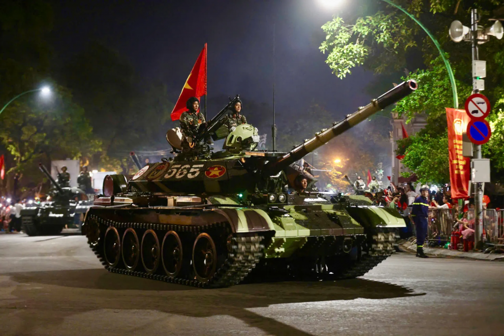 Khối khí tài xe quân sự tiến về gần Quảng trường Ba Đình, tập trung tại Thanh Niên - Quán Thánh. Ảnh: Duy Khánh