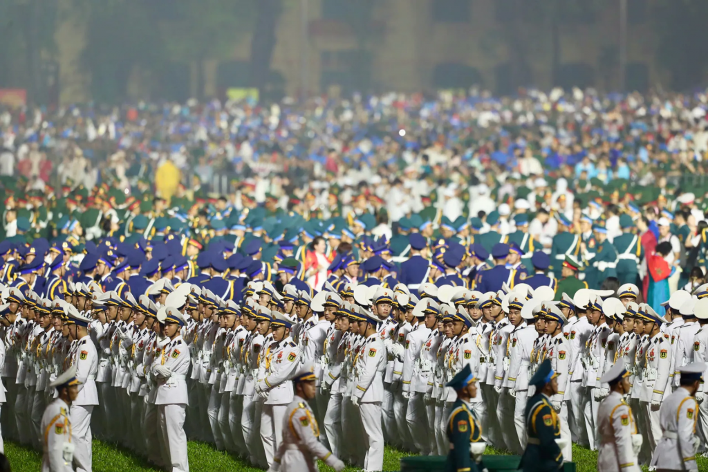 Các khối đứng bắt đầu di chuyển vào vị trí, sẵn sàng cho buổi lễ. Ảnh: Ngọc Tú