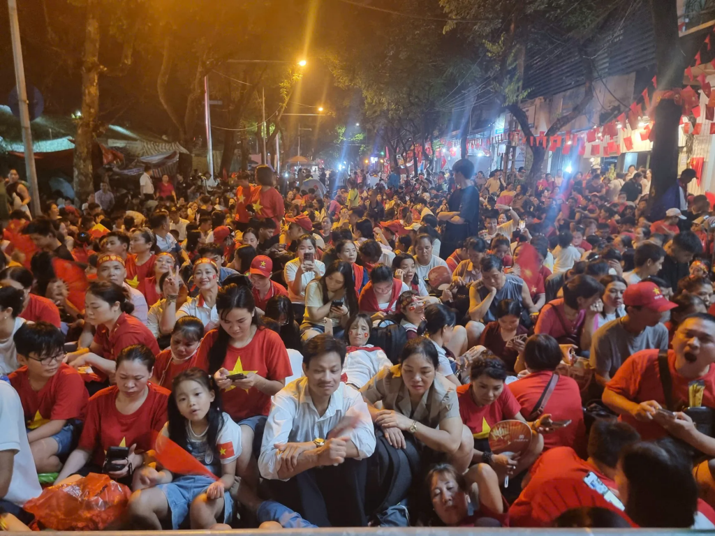 Từ tối 1/9, người dân đã tập trung rất đông trên các tuyến đường chờ sáng mai xem lễ diễu binh, diễu hành. Ghi nhận lúc 0 giờ ngày 2/9 tại ngã tư Lê Trực - Trần Phú. Ảnh: Phạm Công