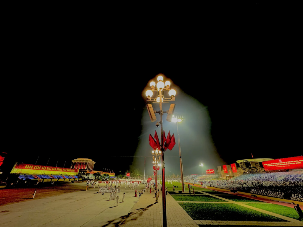 Lễ diễu binh có sự tham gia đầy đủ lực lượng, gồm các khối đi trên bộ, lực lượng cơ giới, trên không và dưới nước. Khối diễu binh gần 16.000 người, gồm 43 khối đi, 18 khối đứng cùng 14 khối xe pháo quân sự, đặc chủng của Quân đội, Công an. Quảng trường Ba Đình rạng sáng 2/9. Ảnh: Ngọc Tú.