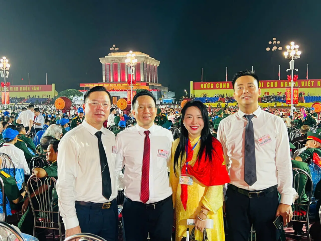 Phó Bí thư Thường trực Đảng ủy phường Phương Liệt Bùi Thu Trang (giữa) cùng các đại biểu tại Quảng trường Ba Đình rạng sáng 2/9