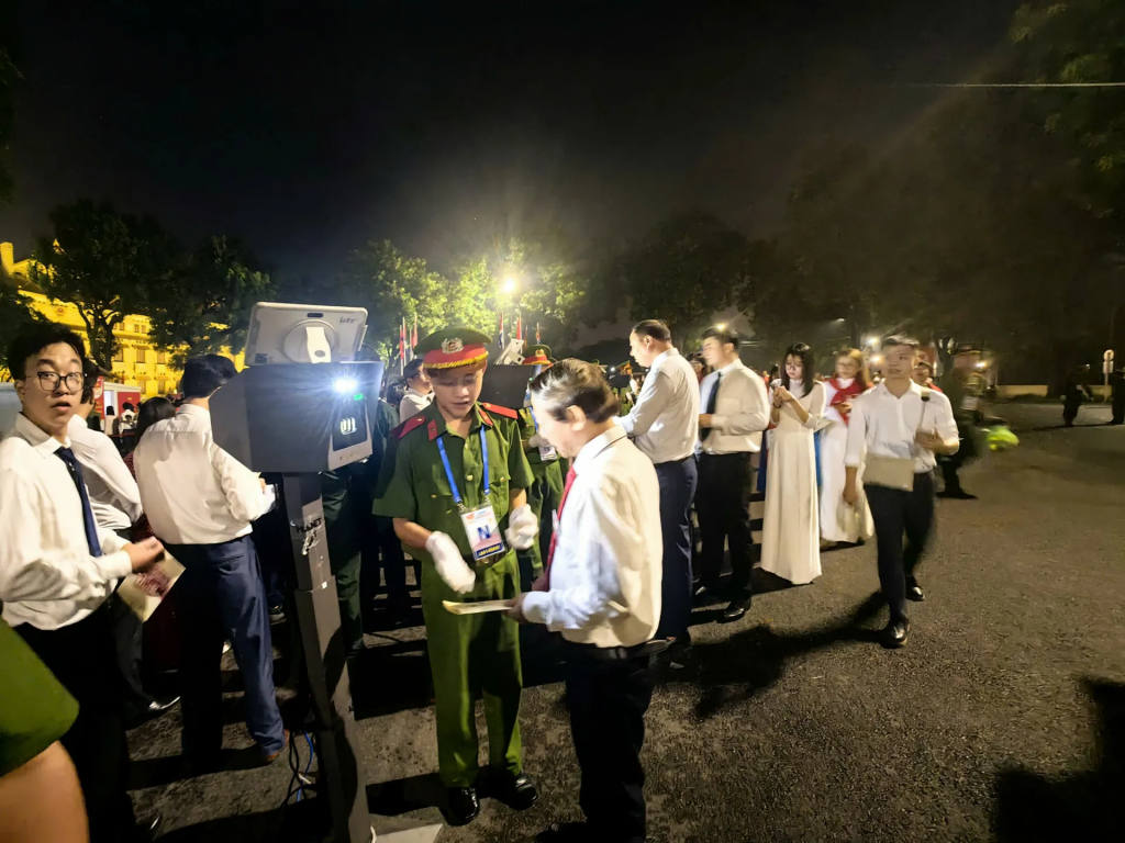 Công tác an ninh được thắt chặt trước giờ diễn ra đại lễ. Ảnh: Phạm Hùng