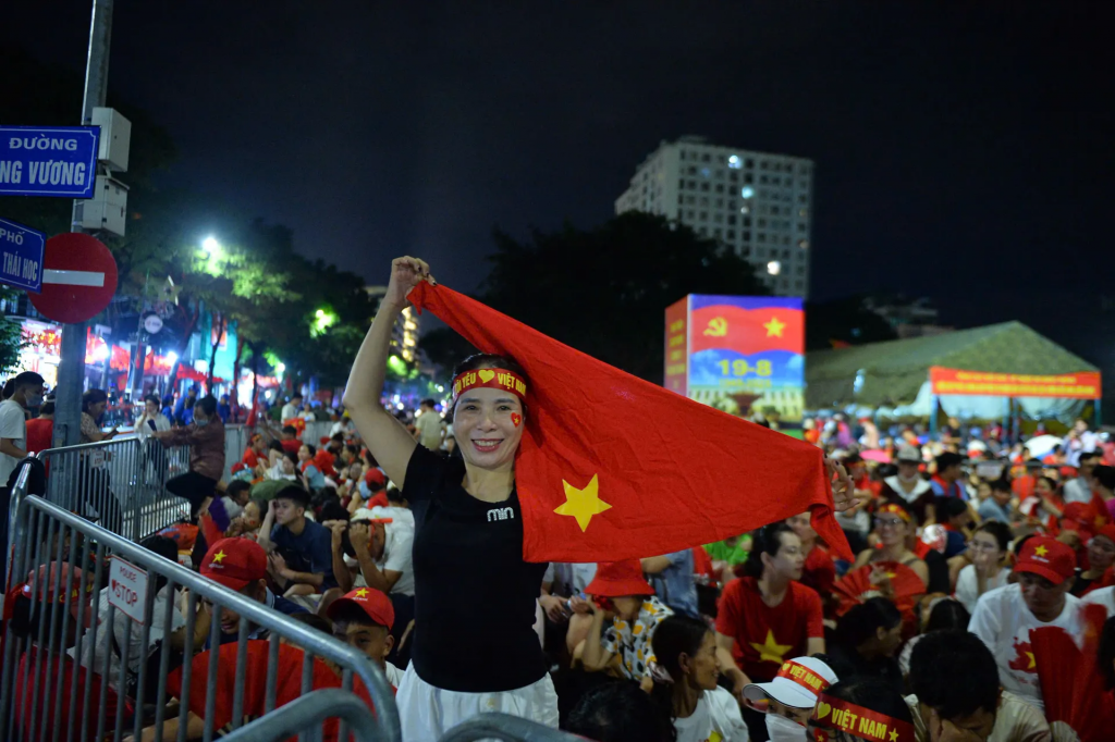 Các tuyến phố quanh Quảng trường Ba Đình tập trung đông đảo người dân. Ảnh: Nguyễn Trọng.