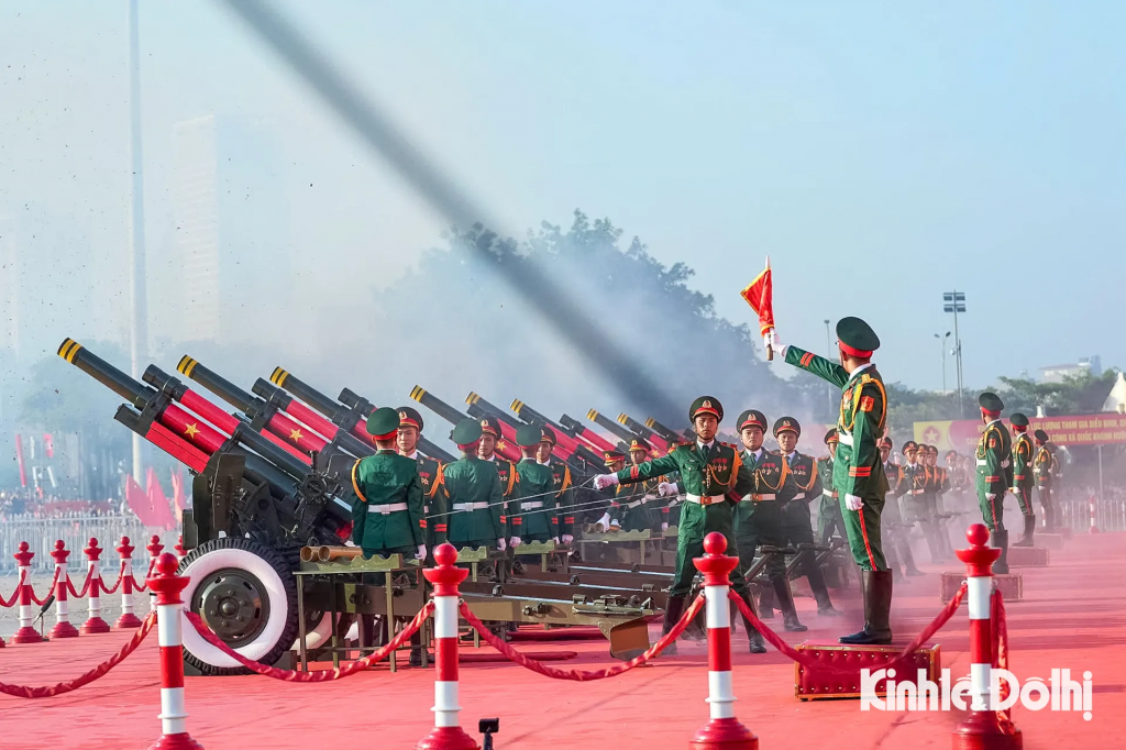 Mỗi khẩu lựu 105 mm có ba pháo thủ trực tiếp vận hành, trong đó pháo thủ số 1 giật cò điểm hỏa mỗi phát bắn, pháo thủ số 2 đóng mở khóa nòng và pháo thủ số 3 nạp đạn vào buồng đạn.