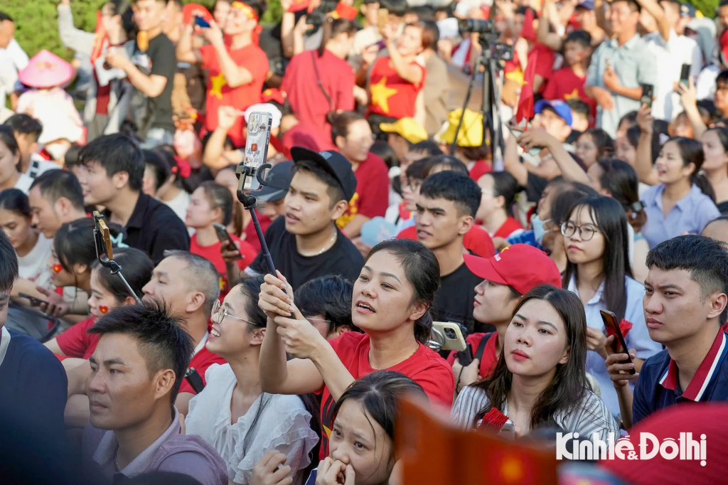 Người dân hào hứng xem nghi thức bắn 21 phát đại bác.