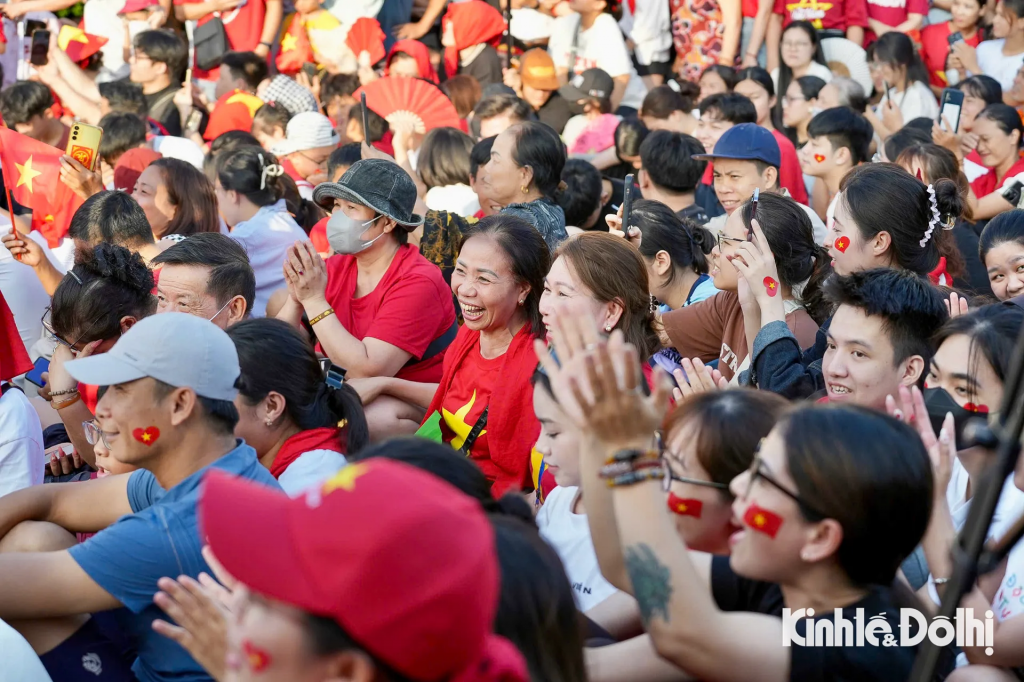 Người dân phấn khởi hô vang, vỗ tay cổ vũ sau từng loạt pháo vang lên.