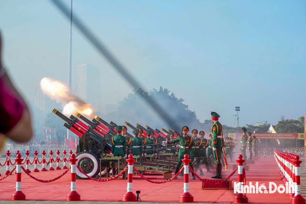 Đúng 6 giờ 40 phút, 21 loạt pháo đồng loạt khai hỏa trong lễ kỷ niệm 80 năm Quốc khánh 2/9 được diễn ra.