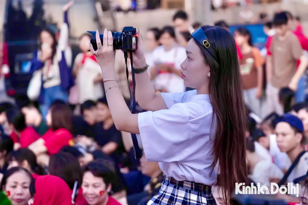 Giới trẻ hào hứng ghi lại khoảnh khắc bằng điện thoại và máy ảnh.