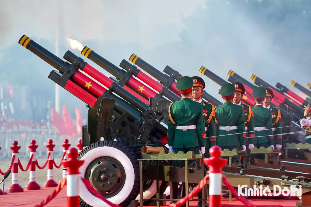 Nghi thức bắn 21 phát đại bác trên nền nhạc Quốc thiều Việt Nam.