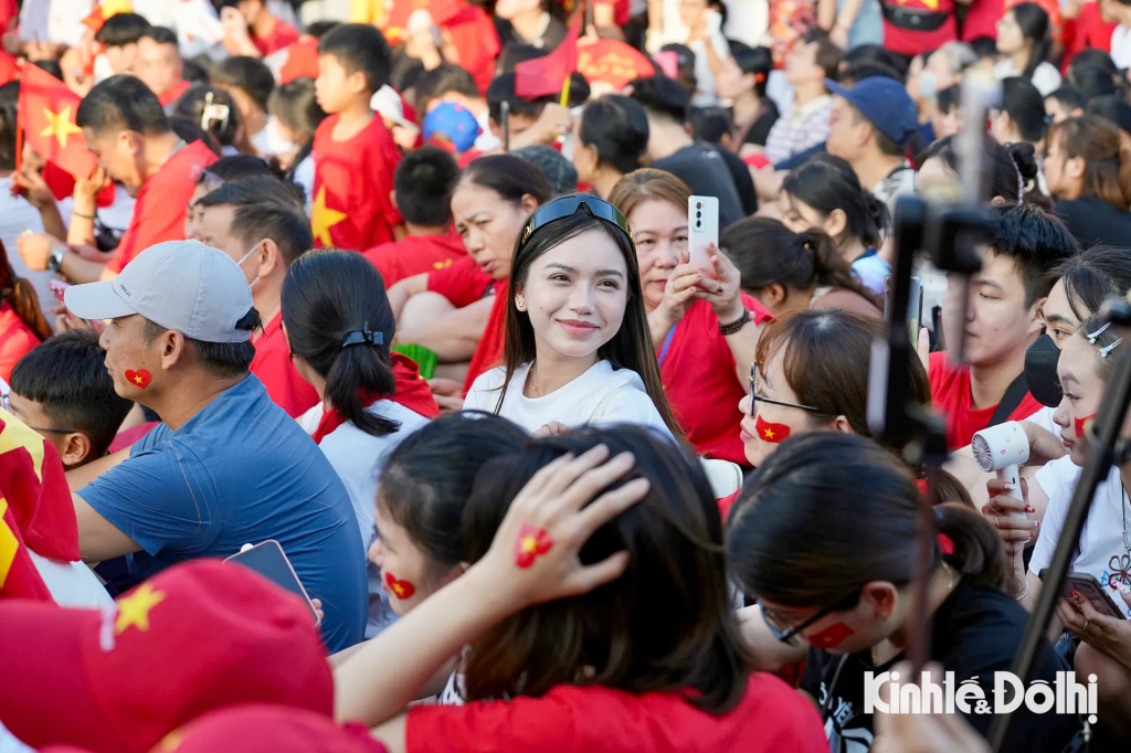 Không khí náo nức của người dân Thủ đô trước giờ bắn 21 phát pháo lễ.