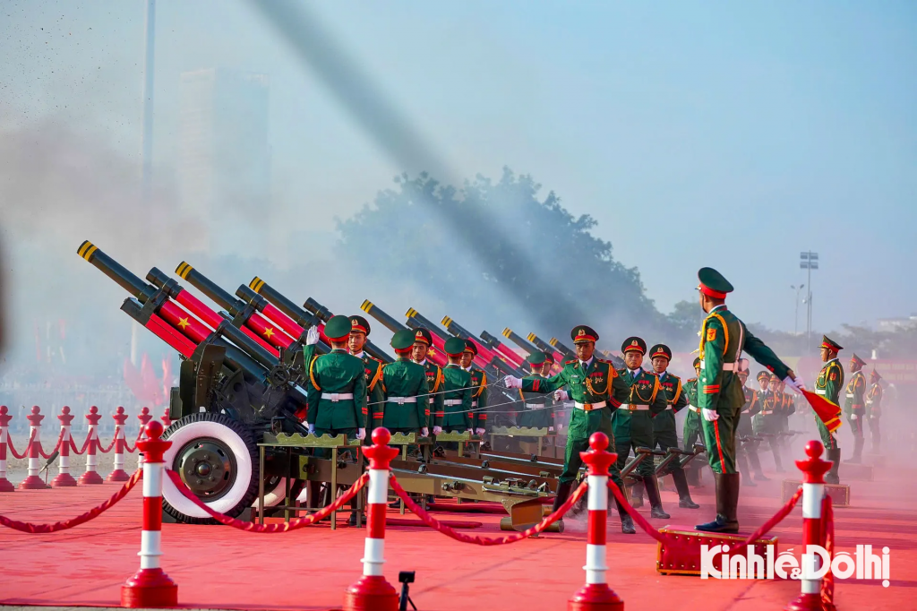 Loạt pháo đầu tiên khai hỏa đúng thời khắc Quốc ca vang lên tại Quảng trường Ba Đình.