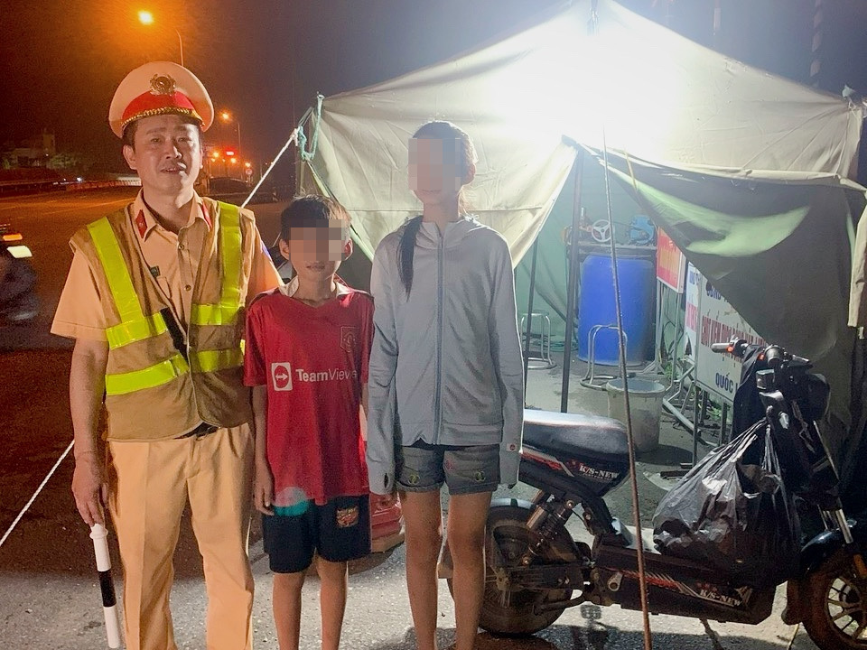 Hai chị em được CSGT phát hiện khi đang dắt xe đi bộ.