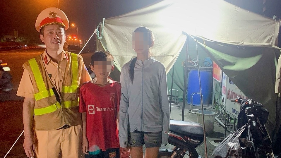 Giúp đỡ hai chị em nhỏ tuổi đi từ Thanh Hóa ra Hà Nội xem diễu binh