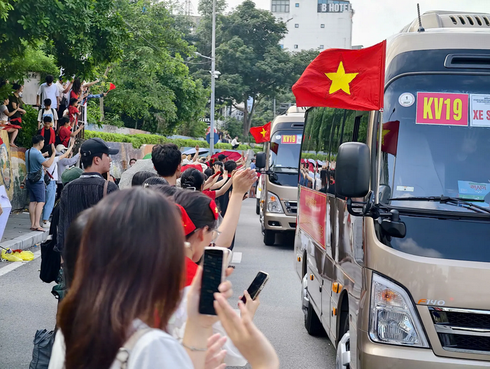 Người dân Thủ đô bịn rịn chia tay các khối diễu binh, diễu hành