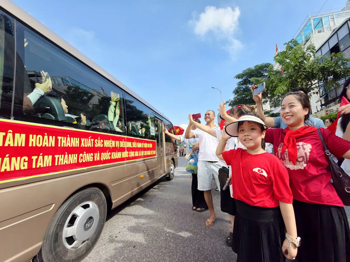 Người dân Thủ đô bịn rịn chia tay các khối diễu binh, diễu hành