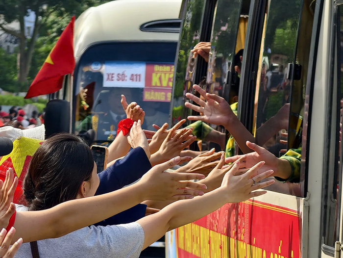 Người dân Thủ đô bịn rịn chia tay các khối diễu binh, diễu hành