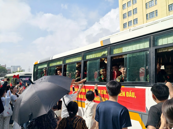 Người dân Thủ đô bịn rịn chia tay các khối diễu binh, diễu hành