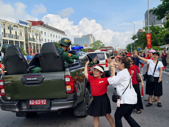Người dân Thủ đô bịn rịn chia tay các khối diễu binh, diễu hành