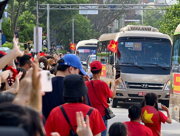 Người dân Thủ đô bịn rịn chia tay các khối diễu binh, diễu hành