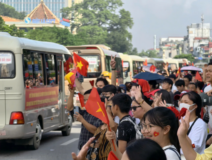 Người dân Thủ đô bịn rịn chia tay các khối diễu binh, diễu hành