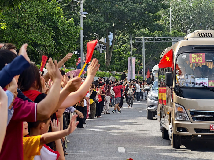 Người dân Thủ đô bịn rịn chia tay các khối diễu binh, diễu hành
