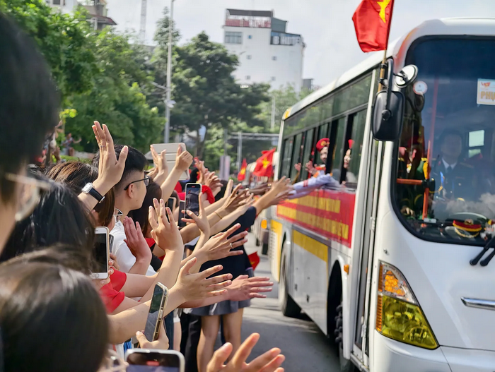 Người dân Thủ đô bịn rịn chia tay các khối diễu binh, diễu hành