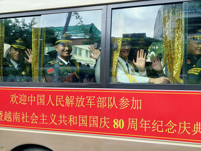 Người dân Thủ đô bịn rịn chia tay các khối diễu binh, diễu hành