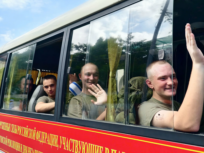 Người dân Thủ đô bịn rịn chia tay các khối diễu binh, diễu hành