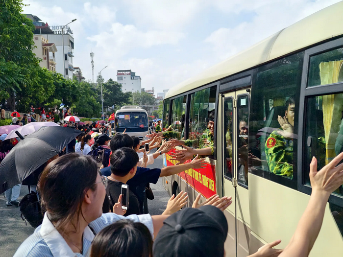 Người dân Thủ đô bịn rịn chia tay các khối diễu binh, diễu hành