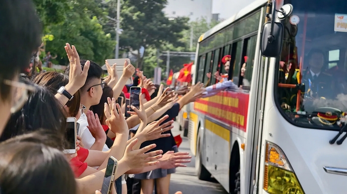 Người dân Thủ đô bịn rịn chia tay các khối diễu binh, diễu hành