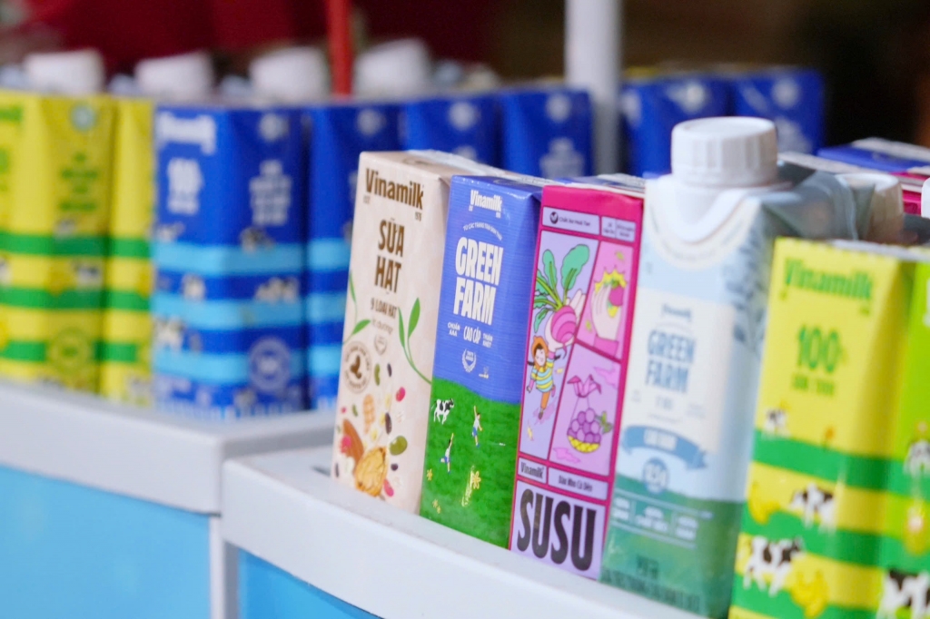 Gần 1 triệu sản phẩm dinh dưỡng quen thuộc của Vinamilk – từ sữa tươi tiệt trùng, sữa hạt đến nước trái cây, nước dừa tươi, nước đóng chai – được chuẩn bị kỹ lưỡng, trao đi bằng cả sự trân trọng. (Ảnh: Vi Nam) Gần 1 triệu sản phẩm dinh dưỡng quen thuộc của Vinamilk – từ sữa tươi tiệt trùng, sữa hạt đến nước trái cây, nước dừa tươi, nước đóng chai – được chuẩn bị kỹ lưỡng, trao đi bằng cả sự trân trọng. (Ảnh: Vi Nam)