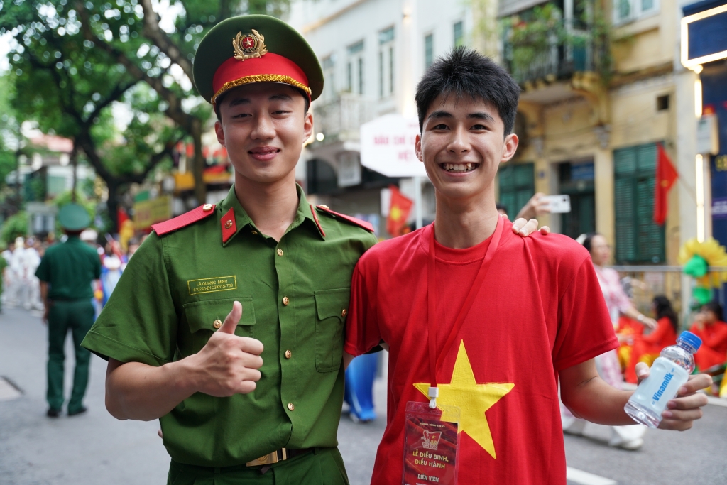 Tình bạn và tình yêu tổ quốc luôn đong đầy trong tim các bạn trẻ Việt Nam. (Ảnh: Vi Nam) Tình bạn và tình yêu tổ quốc luôn đong đầy trong tim các bạn trẻ Việt Nam. (Ảnh: Vi Nam)