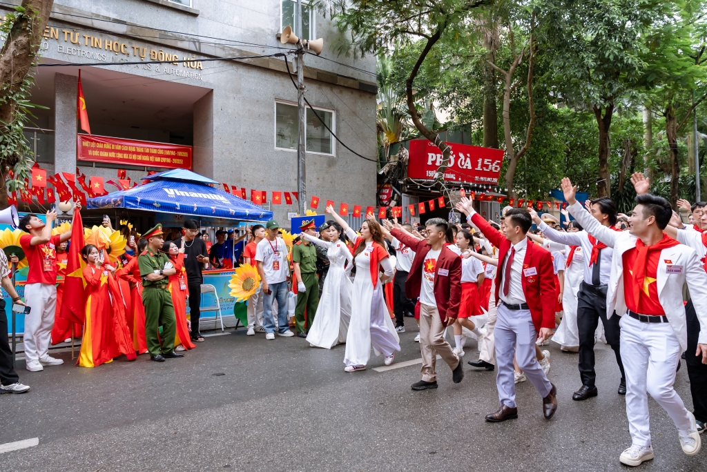 Sau khi tiếp dinh dưỡng tại các điểm tiếp ứng của Vinamilk, đoàn diễu hành tiếp tục nhiệm vụ trong sự cổ vũ của người dân hai bên đường. (Ảnh: Vi Nam) Sau khi tiếp dinh dưỡng tại các điểm tiếp ứng của Vinamilk, đoàn diễu hành tiếp tục nhiệm vụ trong sự cổ vũ của người dân hai bên đường. (Ảnh: Vi Nam)