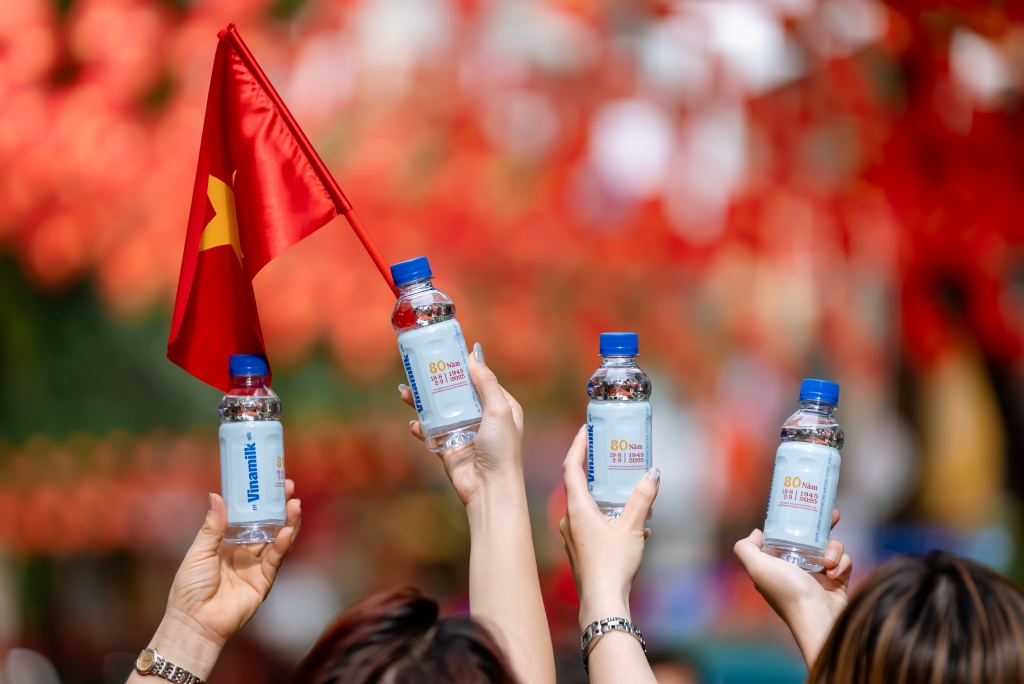 Vinamilk đồng hành cùng triệu trái tim Việt, góp mặt trong từng niềm vui nhỏ của đại lễ lớn. (Ảnh: Vi Nam) Vinamilk đồng hành cùng triệu trái tim Việt, góp mặt trong từng niềm vui nhỏ của đại lễ lớn. (Ảnh: Vi Nam)