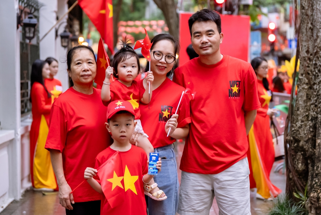 Nhiều đại gia đình đã đến với ngày hội lớn của non sông để con được chứng kiến, được cảm nhận và bắt đầu yêu tổ quốc từ những điều giản dị nhất. (Ảnh: Vi Nam) Nhiều đại gia đình đã đến với ngày hội lớn của non sông để con được chứng kiến, được cảm nhận và bắt đầu yêu tổ quốc từ những điều giản dị nhất. (Ảnh: Vi Nam)