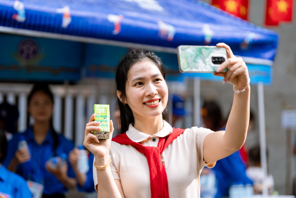 Các bạn trẻ tranh thủ selfie với các sản phẩm dinh dưỡng của Vinamilk. (Ảnh: Vi Nam) Các bạn trẻ tranh thủ selfie với các sản phẩm dinh dưỡng của Vinamilk. (Ảnh: Vi Nam)