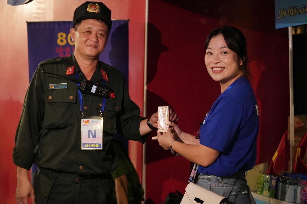 Vinamilk trân trọng trao những món quà dinh dưỡng. (Ảnh: Vi Nam) Vinamilk trân trọng trao những món quà dinh dưỡng. (Ảnh: Vi Nam)