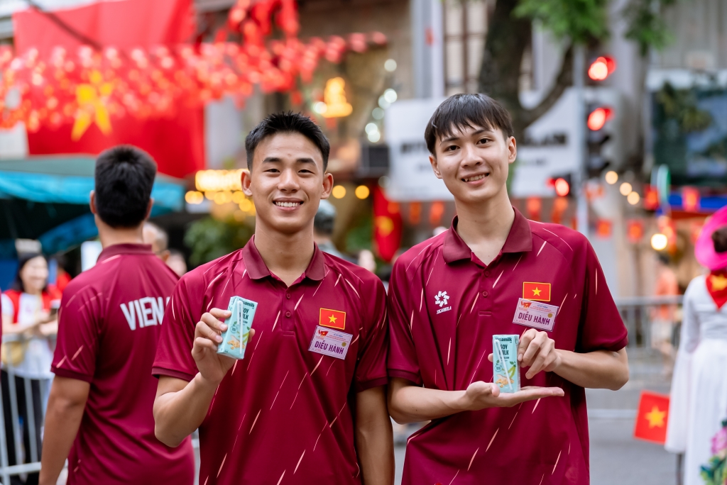 Các đại biểu của Khối Văn hóa – Thể thao tranh thủ tiếp ứng dinh dưỡng trong giờ giải lao. Nước mát, sữa ngon và giàu dinh dưỡng của Vinamilk giúp mọi người tràn đầy năng lượng suốt lễ diễu hành. (Ảnh: Vi Nam) Các đại biểu của Khối Văn hóa – Thể thao tranh thủ tiếp ứng dinh dưỡng trong giờ giải lao. Nước mát, sữa ngon và giàu dinh dưỡng của Vinamilk giúp mọi người tràn đầy năng lượng suốt lễ diễu hành. (Ảnh: Vi Nam)