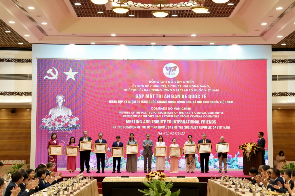 Ông Lê Hoài Trung, Bí thư Trung ương Đảng, Quyền Bộ trưởng Bộ Ngoại giao trao Bằng khen của Thủ tướng Chính phủ cho các tập thể và cá nhân