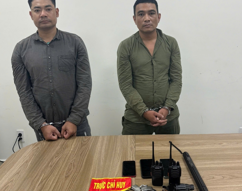 Các đối tượng Nguyễn Thành Như, Hoàng Đức Vượng và tang vật thu giữ. Ảnh: CQCA