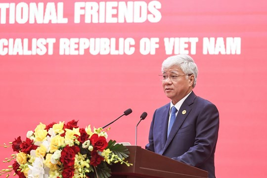  Ông Đỗ Văn Chiến, Ủy viên Bộ Chính trị, Bí thư Trung ương Đảng, Chủ tịch Ủy ban Trung ương MTTQ Việt Nam phát biểu tại cuộc gặp mặt