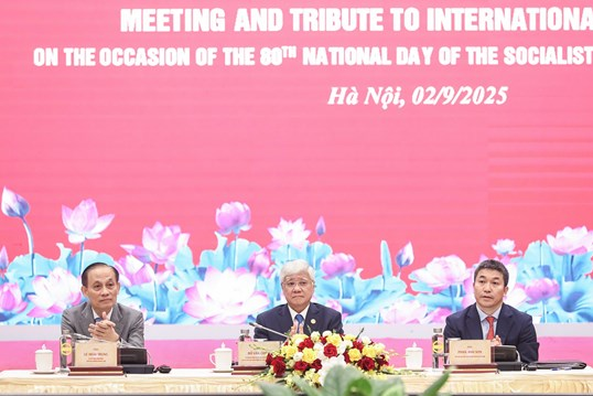 Chủ trì cuộc gặp mặt