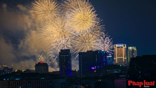 Pháo hoa rực sáng bầu trời Hà Nội mừng 80 năm Quốc khánh