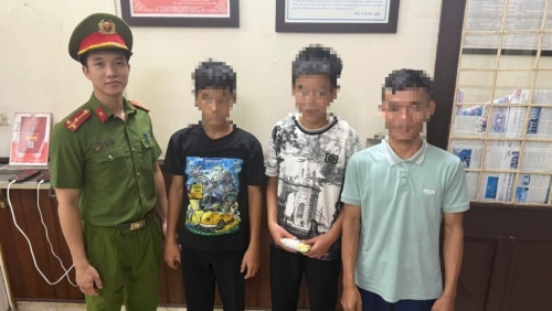 Giúp đỡ 2 cháu nhỏ bị lạc tại khu vực Ga Hà Nội