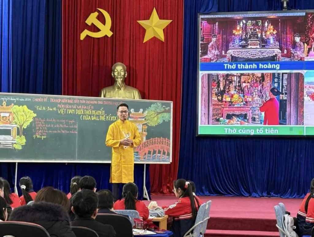 Thầy Phùng Chí Tân trong một tiết học môn lịch sử - địa lý lớp 8. Ảnh: Đ.T