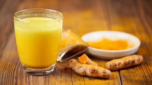 Có nên uống nước ép nghệ tươi?