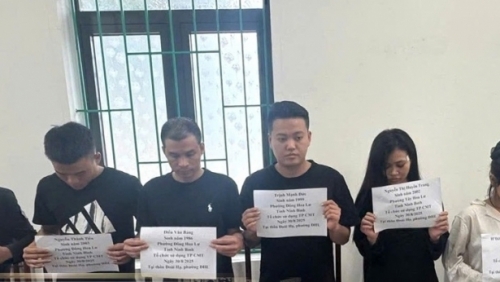 Bí mật bên trong ngôi nhà có 4 người đàn ông và 2 cô gái trẻ