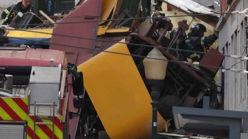 Tàu điện trật bánh và lật nghiêng khiến 15 người tử vong