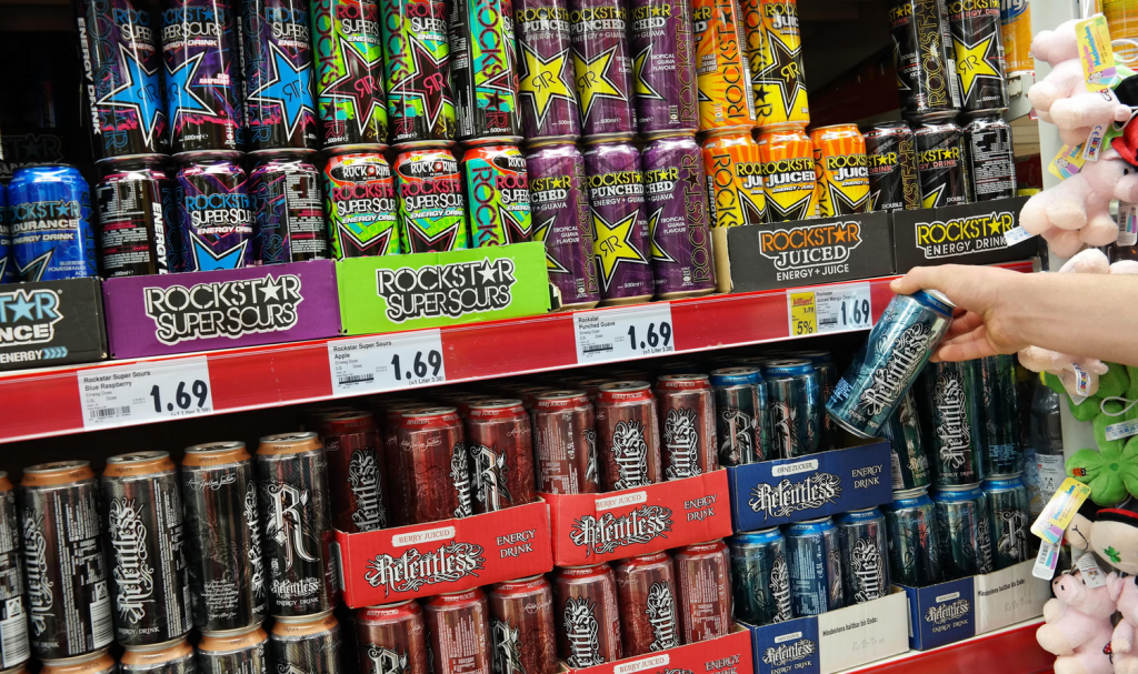 Anh xem xét cấm trẻ dưới 16 tuổi mua đồ uống tăng lực vì lo ngại sức khỏe