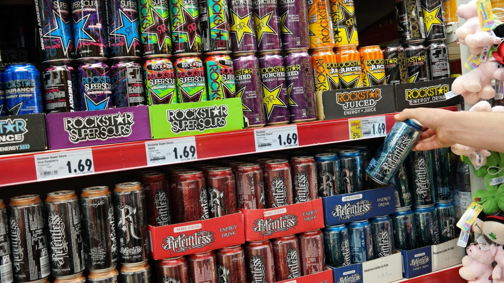 Anh xem xét cấm trẻ dưới 16 tuổi mua đồ uống tăng lực vì lo ngại sức khỏe
